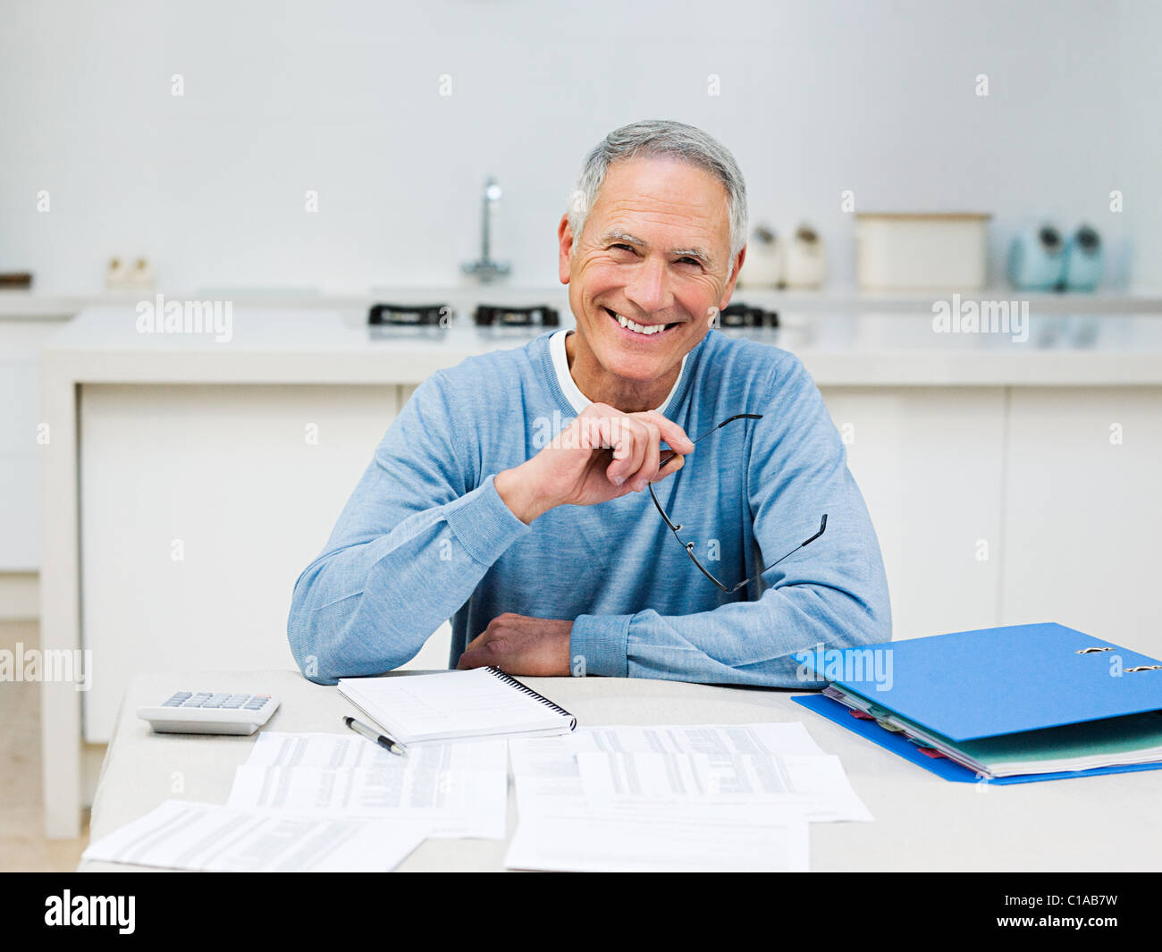 Senior uomo facendo finanze home Foto Stock