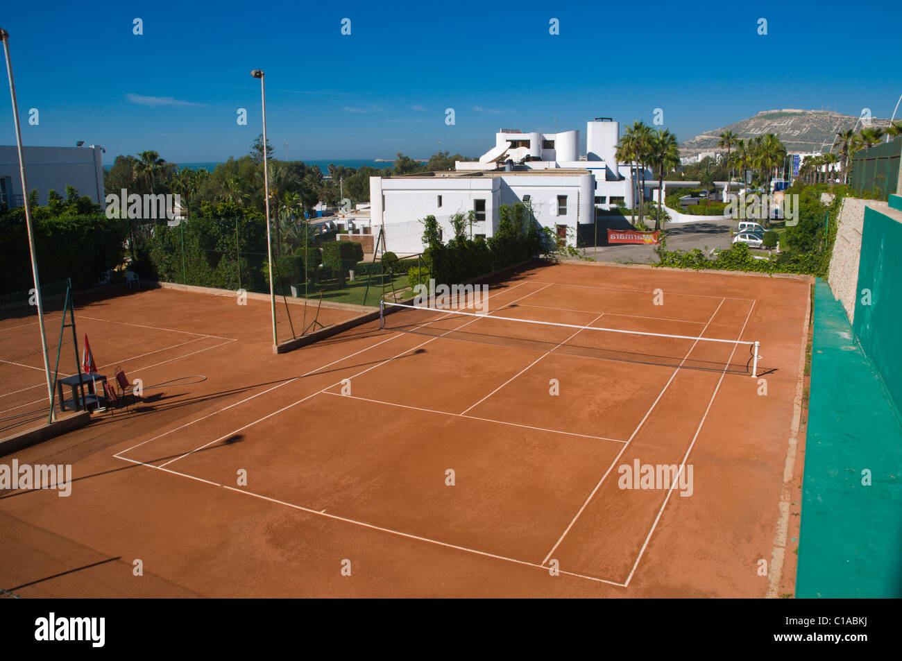 Rosso-campi da tennis in argilla centrale di Agadir il Souss Marocco meridionale Africa nord-occidentale Foto Stock