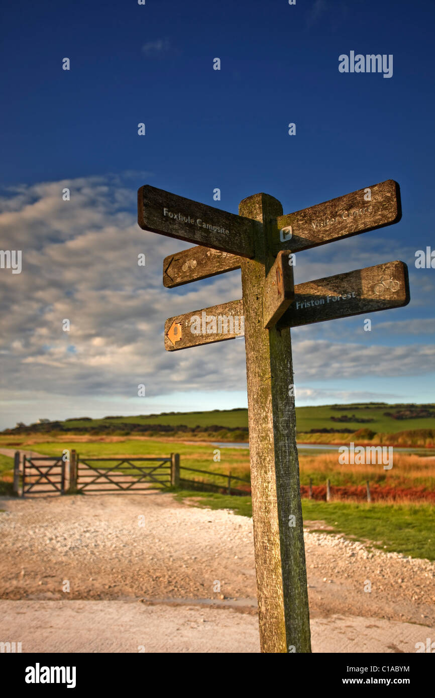 Un cartello indicando tutti i punti di interesse a Cuckmere Haven in East Sussex. Foto Stock