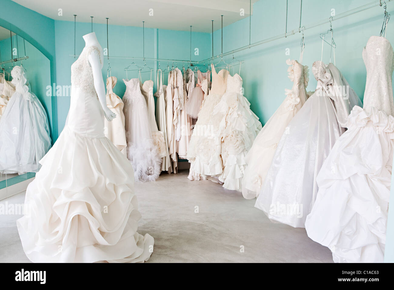 Selezione di abiti da sposa nella boutique Foto Stock