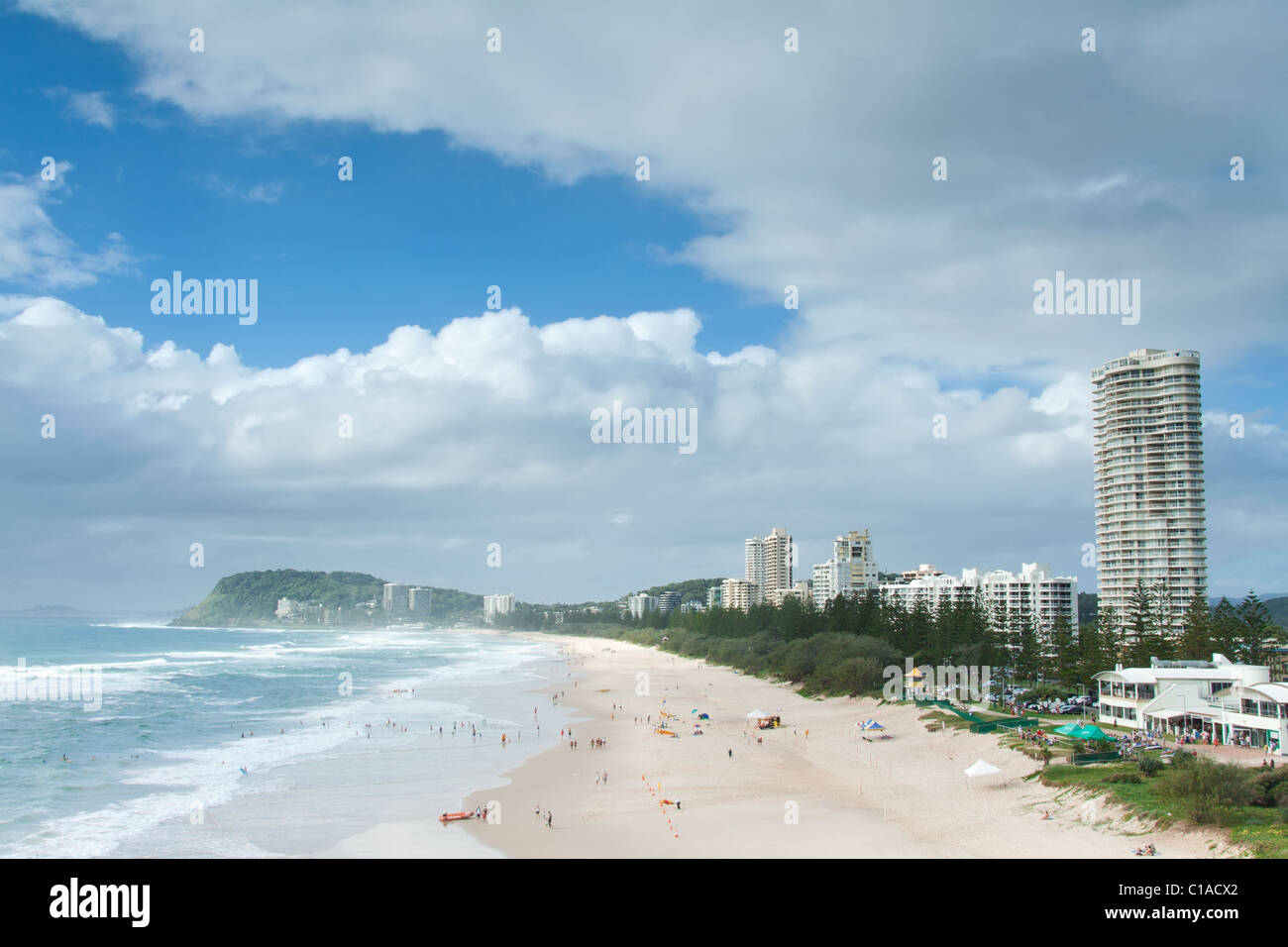 Australian spiaggia durante il giorno con le nuvole in background (burleigh testine,Qld) Foto Stock