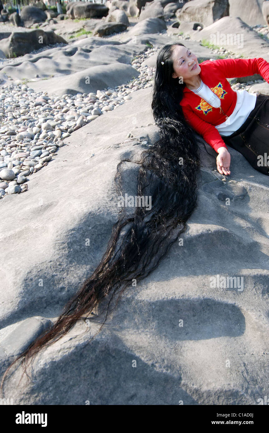 Otto piedi lunghi capelli Cheng Shiqun, da Yunyang, Cina mostra fuori la sua sorprendente otto piedi lungo (2,5 metri) capelli. Cheng Foto Stock