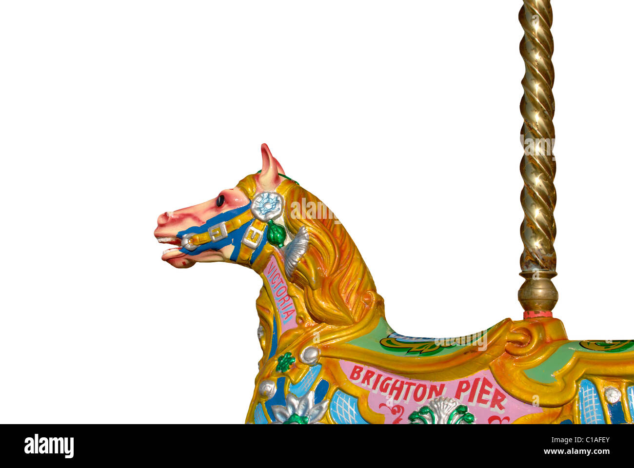 Vivacemente colorato fiera a cavallo sulla rotonda tradizionale. Il Brighton Pier. East Sussex. In Inghilterra. Tagliare su sfondo bianco Foto Stock