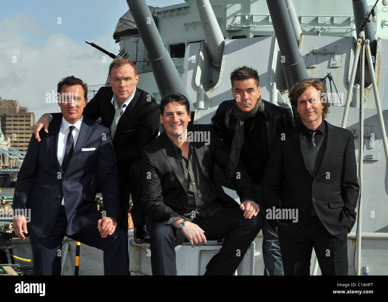 Martin Kemp, Gary Kemp, Tony Hadley, John Keeble e Steve Norman Foto chiamata per Spandau Ballet riforma tenutasi il dispositivo HMS Foto Stock