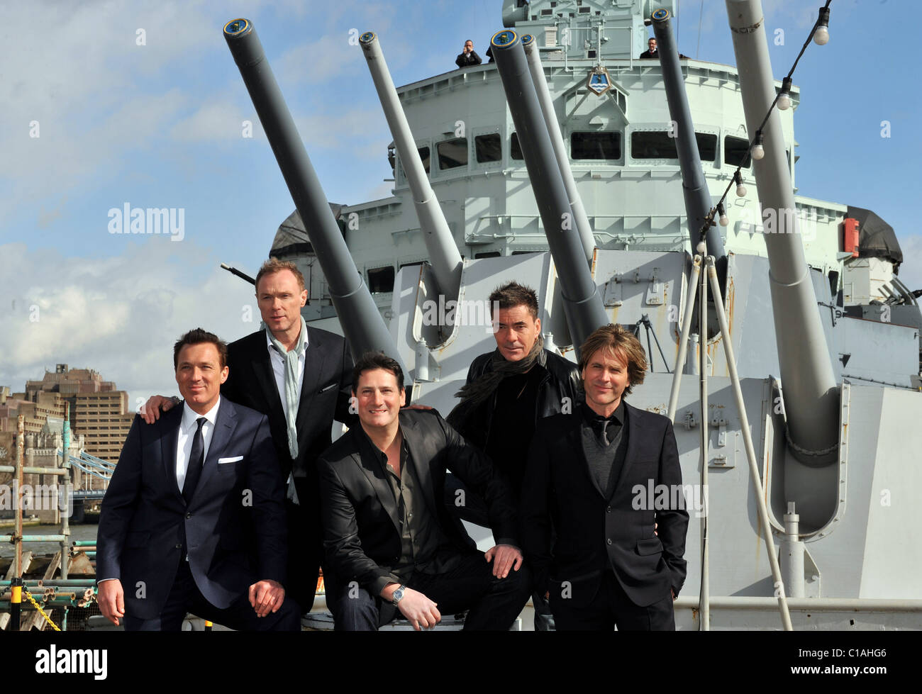 Martin Kemp, Gary Kemp, Tony Hadley, John Keeble e Steve Norman Foto chiamata per Spandau Ballet riforma tenutasi il dispositivo HMS Foto Stock