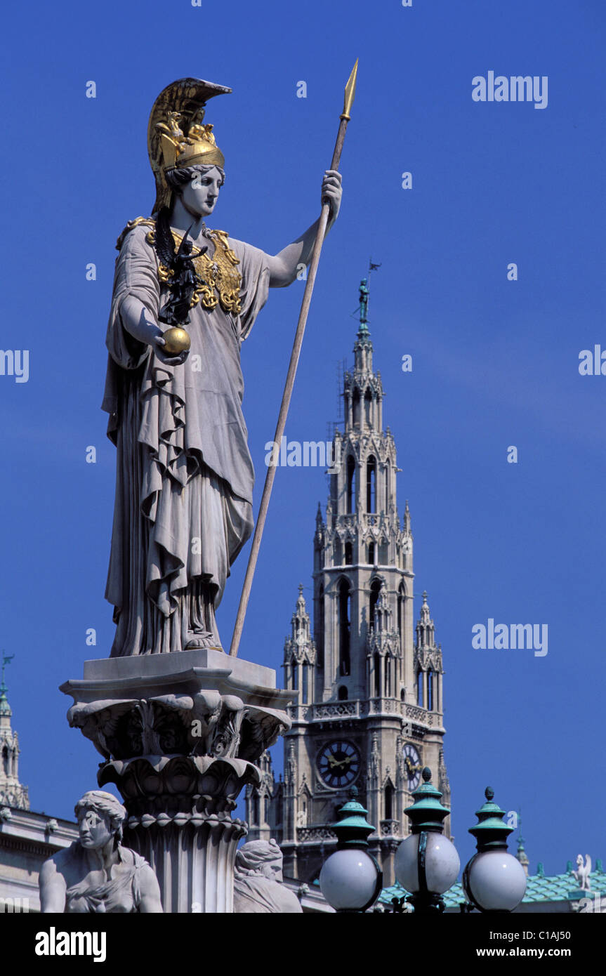 Austria, Vienna, Pallas Athena statua di fronte a Vienna il Parlamento Foto Stock