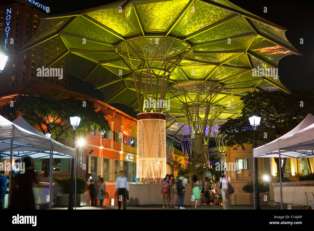 Colorata architettura presso il bar e il ristorante del distretto di Clarke Quay, Singapore Foto Stock