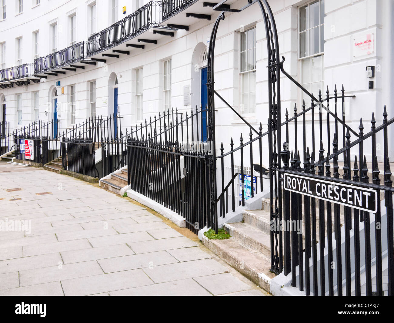 Il Royal Crescent, di un semicerchio di residenze georgiane a Cheltenham, Gloucestershire, Inghilterra Foto Stock