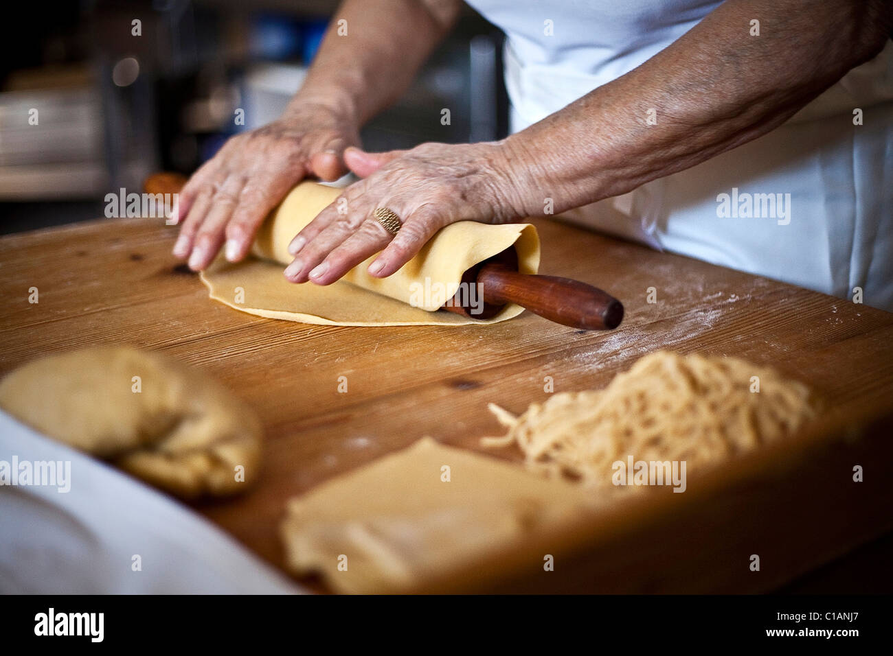 Preparazione di pasta, cibo, Italia, Europa Foto Stock