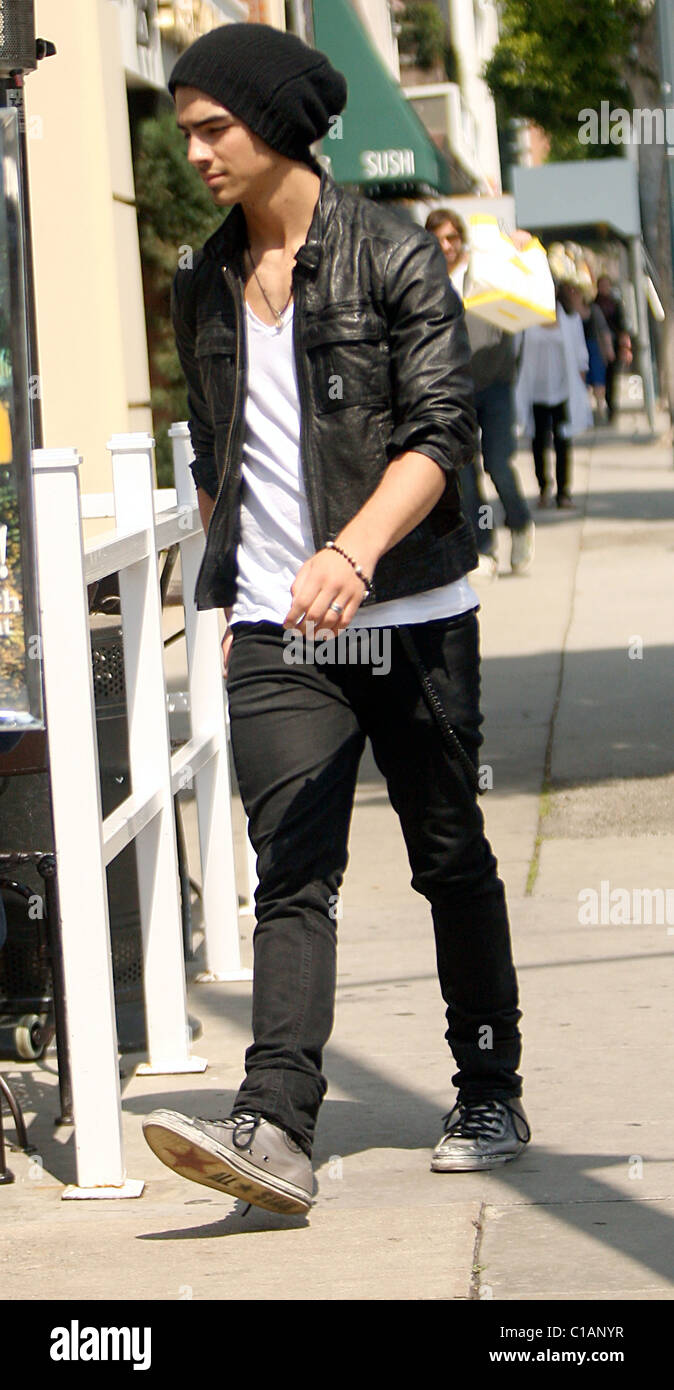 Joe Jonas indossando Converse formatori, nero jeans stretti e nero giacca  di pelle e un grande nero beiny hat ottiene alcuni caffè in Foto stock -  Alamy