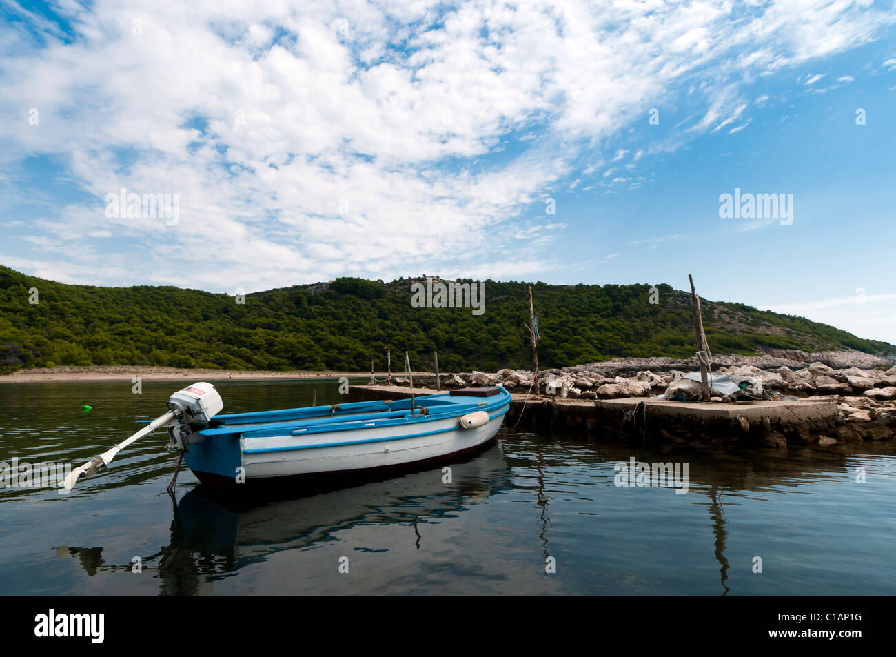 Piccola barca da pesca legata a un molo sull isola di Mljet, Croazia Foto Stock