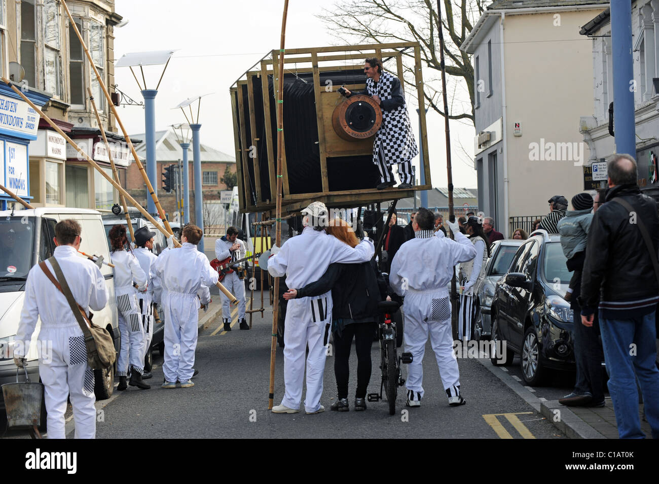 Un gigante di telecamera mobile rotoli attraverso Newhaven, Photo Communale è un servizio gratuito di street art project Foto Stock