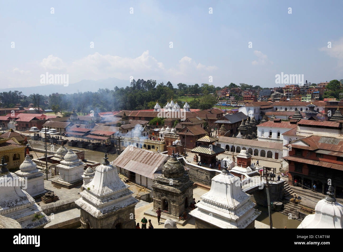 Pashupatinath cremazione sito sul fiume Bagmati, Kathmandu, Nepal, Asia Foto Stock