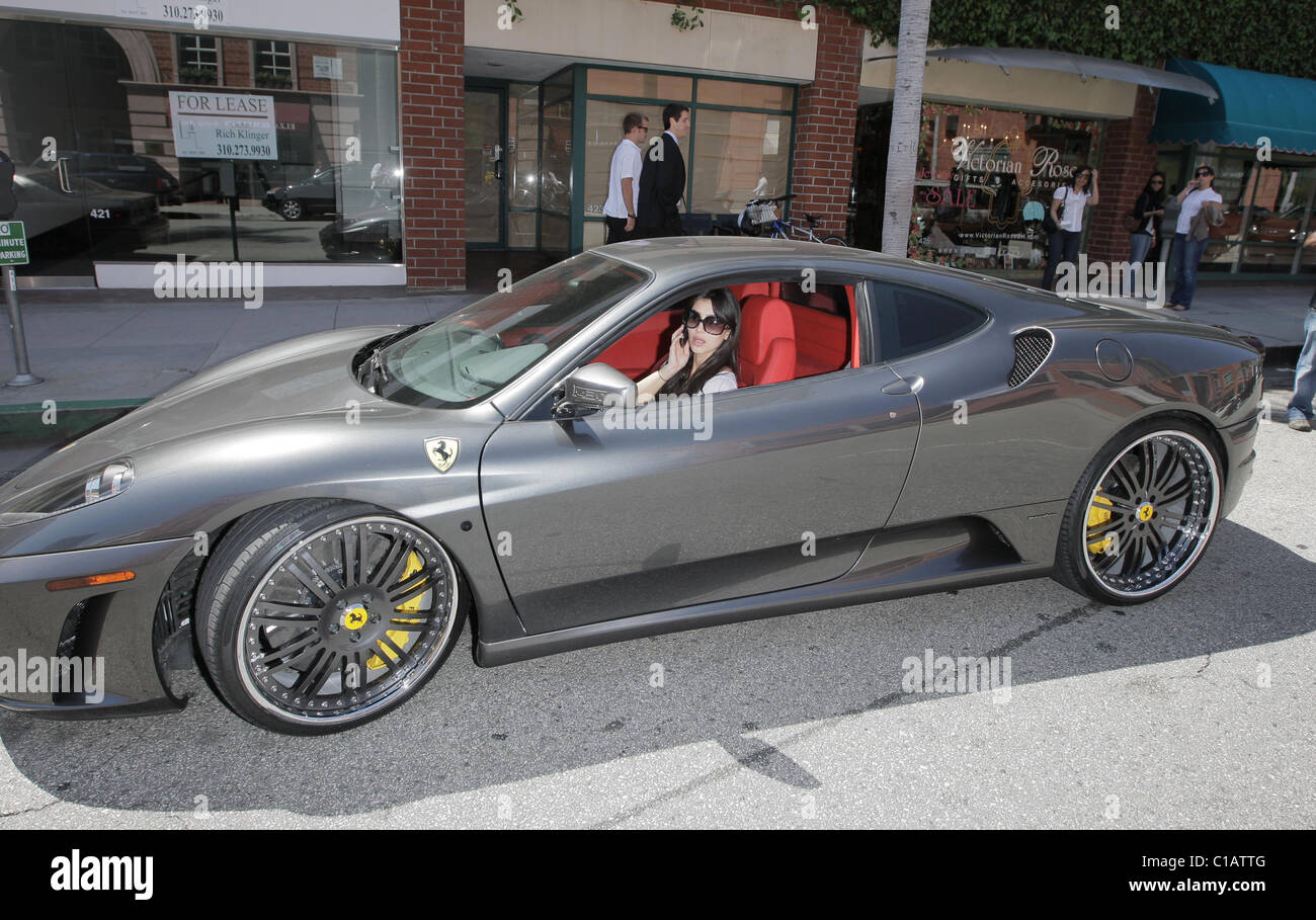 Kim Kardashian parchi la sua nuova Ferrari su Bedford Drive di Los Angeles,  California - 27.03.09 Foto stock - Alamy