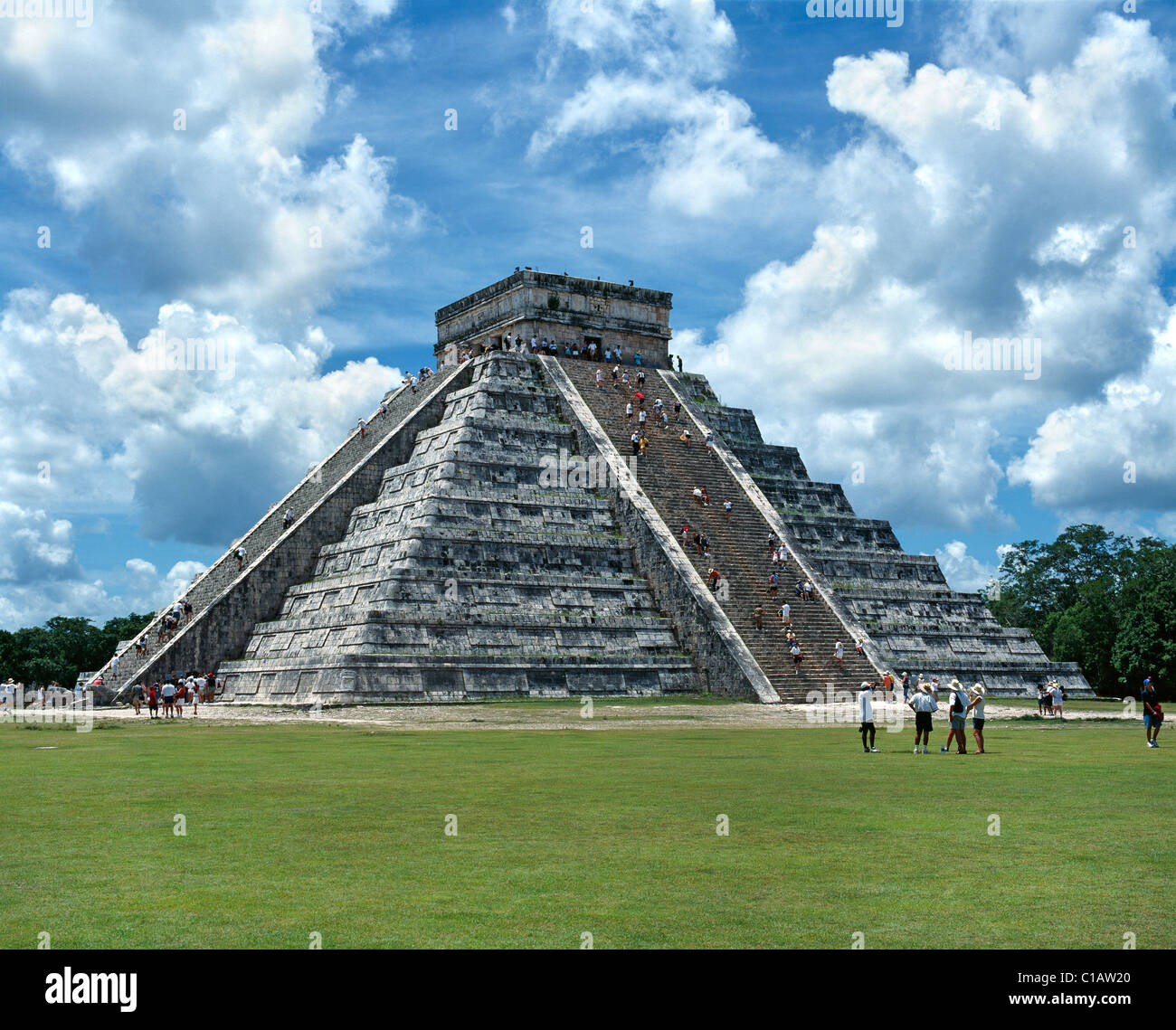 El Castillo quando la gente era autorizzata a camminare, Chichen Itza, Yucatan, Messico Foto Stock