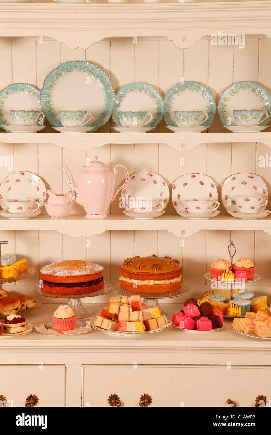 VINTAGE CINA TEACUPS con torte Foto Stock