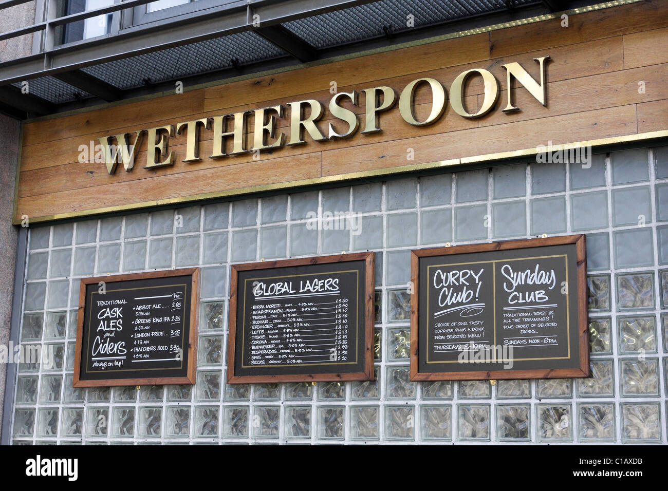 Witherspoon signage relative al loro pubblico house di Wilton Road, Victoria, London. Foto Stock