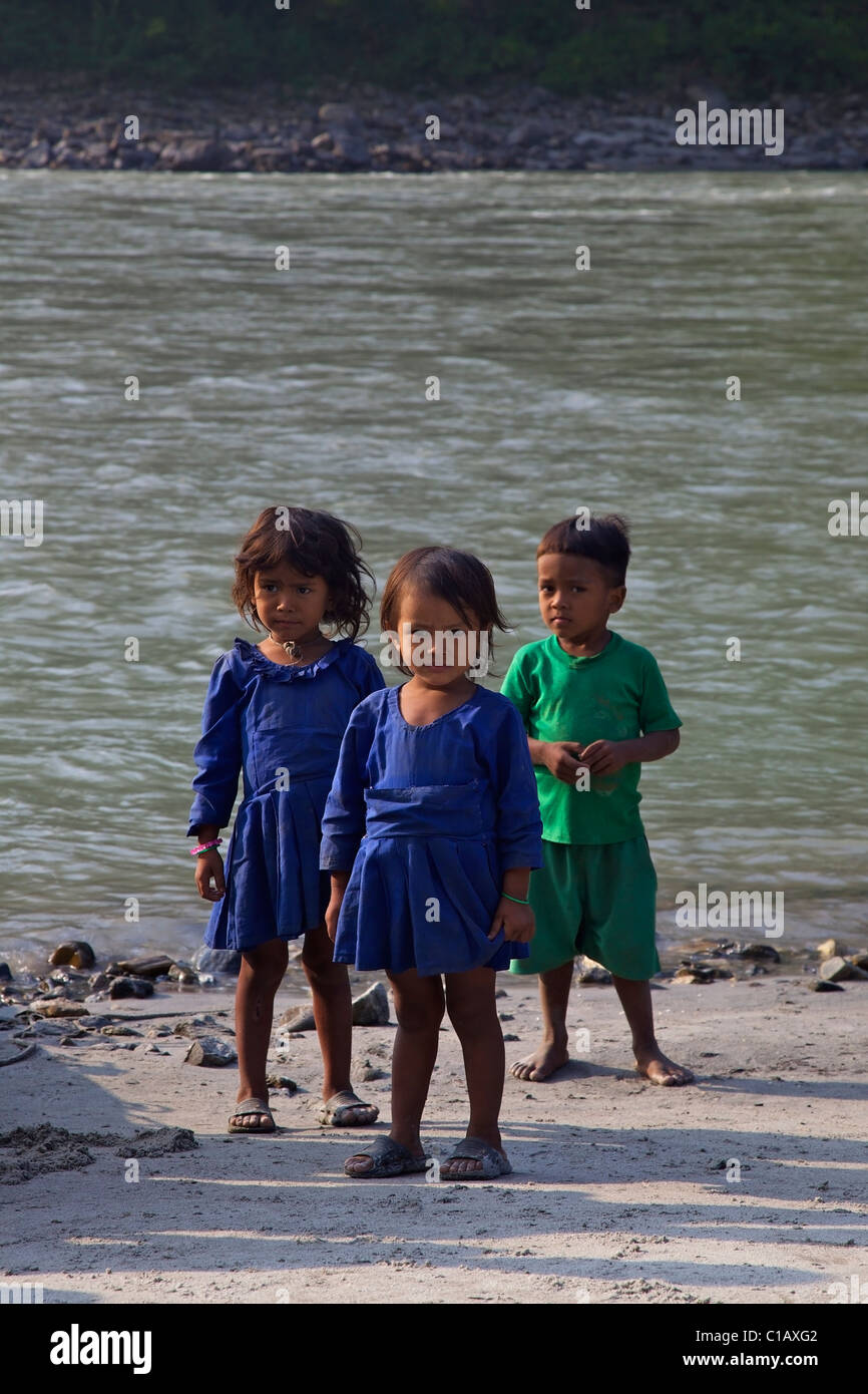 Locali i bambini nepalesi su Sun Kosi river, Nepal, Asia Foto Stock