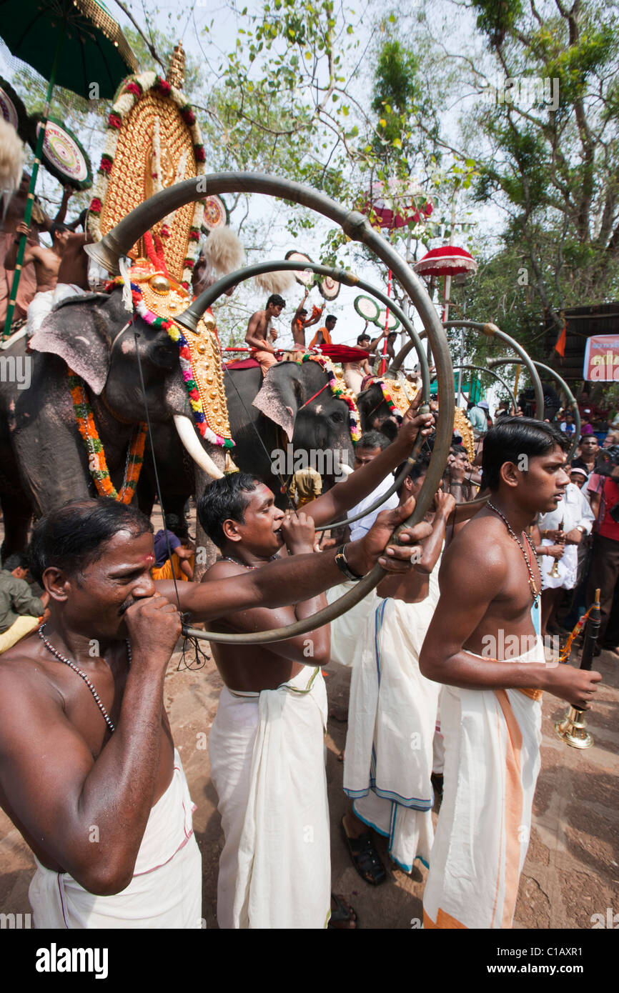 Tipico Melam Chenda performance musicale nel cortile di un tempio, Thrissur Pooram festival, Thrissur, Kerala, India, Asia Foto Stock