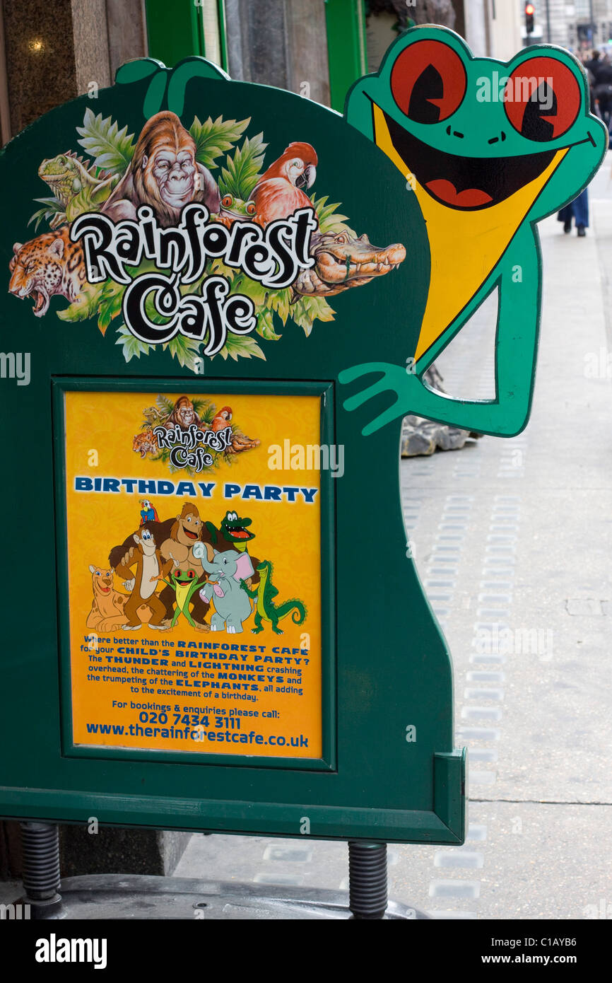 Un segno pubblicità il Rainforest Café su Leicester Square Londra Inghilterra Foto Stock