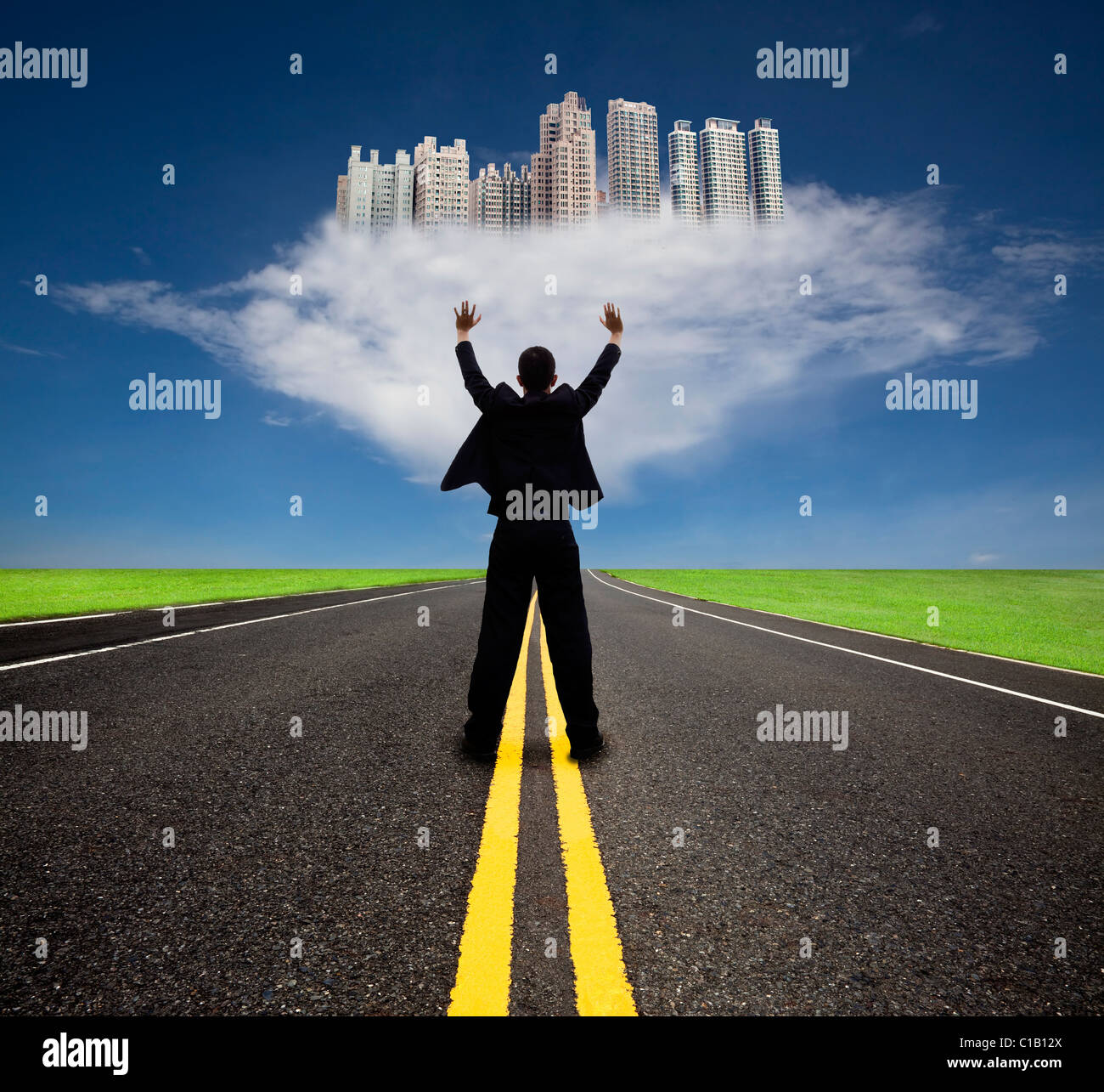 Imprenditore in piedi sulla strada vuota e guardare la città futura sul cloud Foto Stock