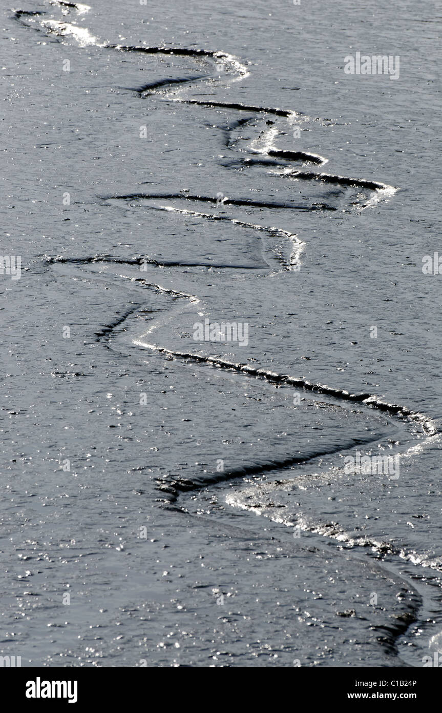 Una stretta formata acqua canale che conduce nel Conwy Estuary Foto Stock