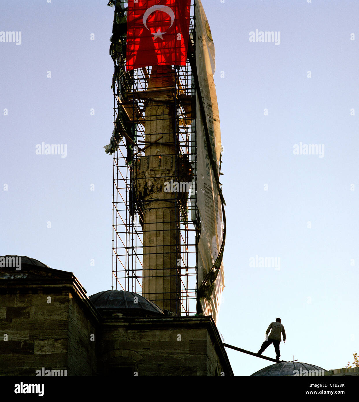 Restauro di un minareto della Kilic Ali Pasa moschea di Istanbul in Turchia nel Medio Oriente asiatico. Sunset edificio di architettura Viaggi di rinnovamento Foto Stock