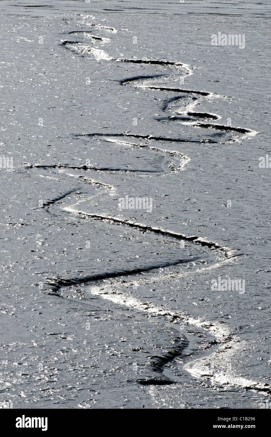 Una stretta formata acqua canale che conduce nel Conwy Estuary Foto Stock