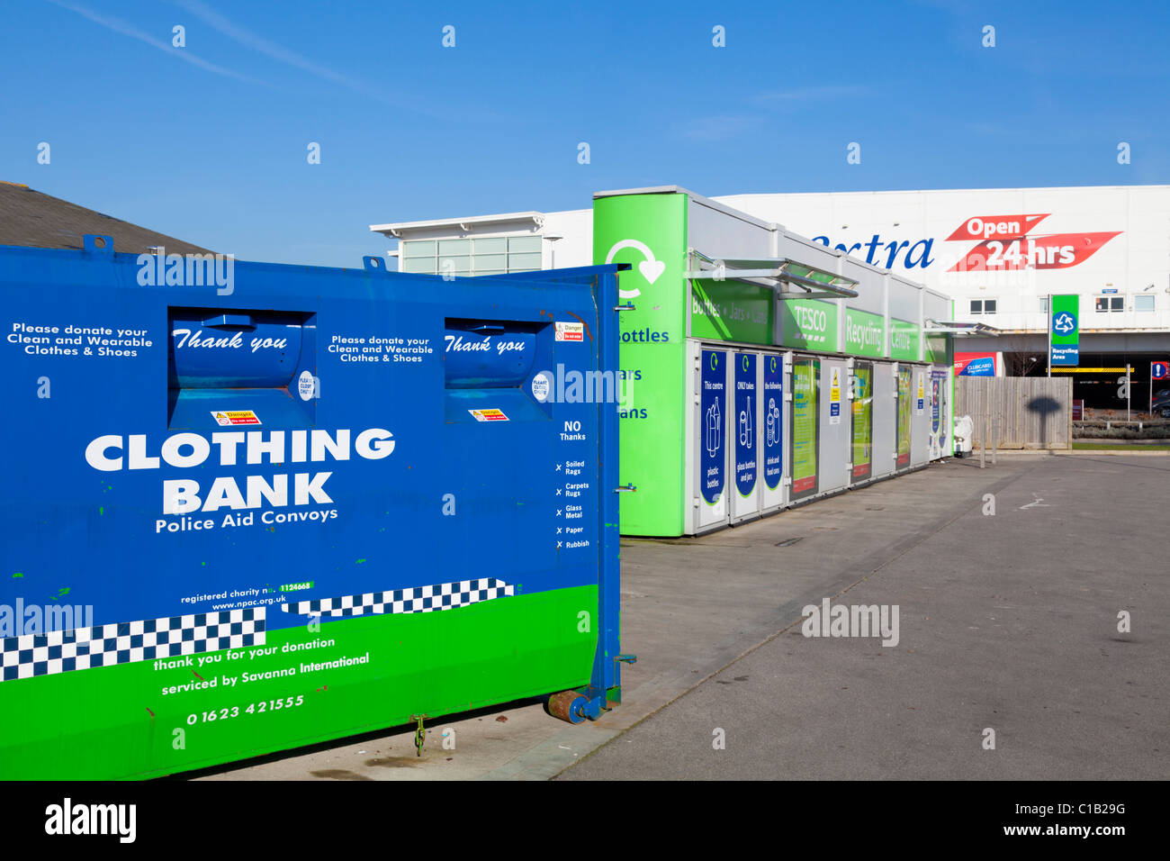 Banca di abbigliamento nella zona di riciclo di un supermercato locale Inghilterra GB UK EU Europe Foto Stock