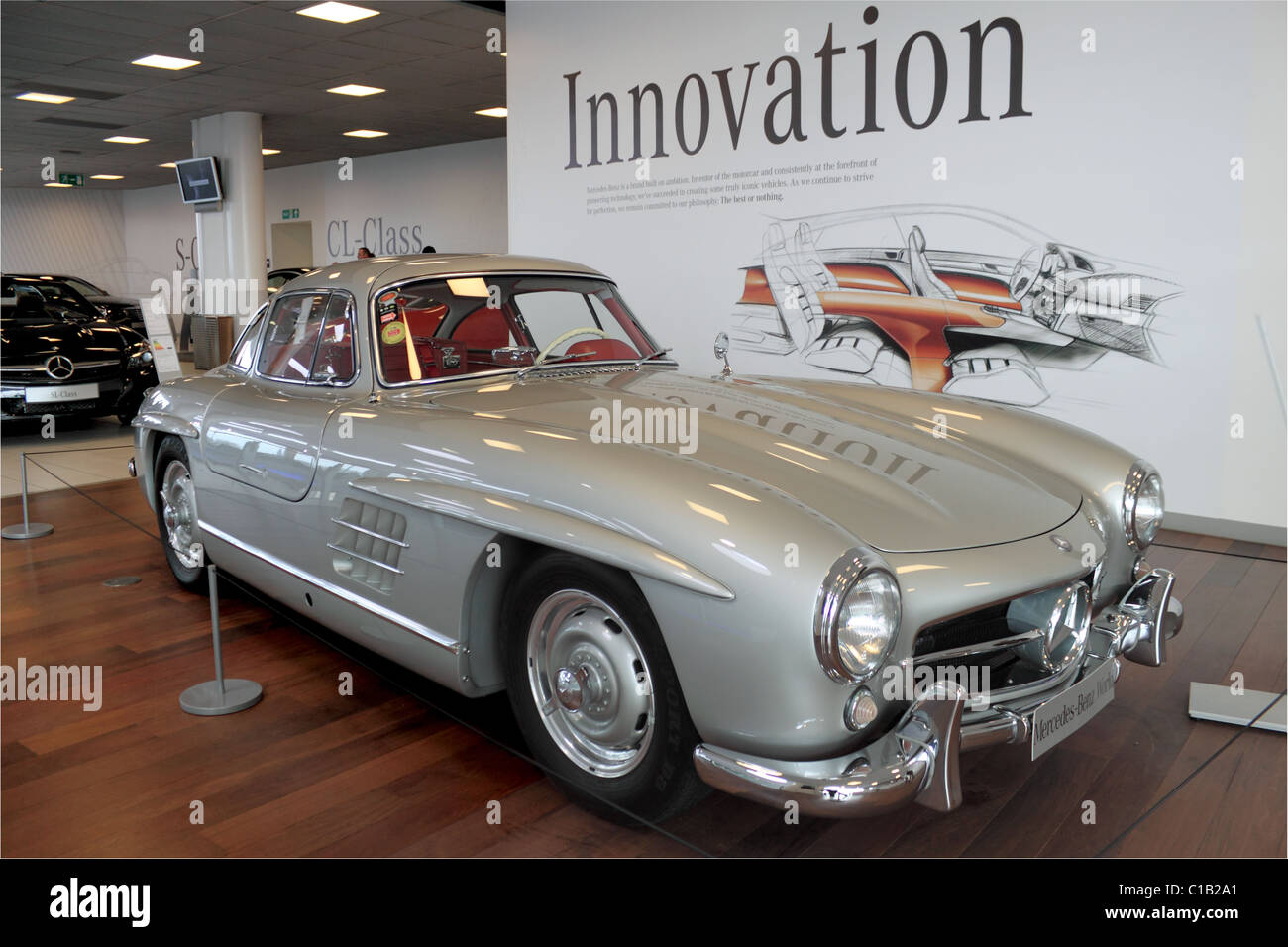 Mercedes-Benz 300SL "Gullwing" Coupé (1955), Mercedes-Benz World, Brooklands, Weybridge, Surrey, Inghilterra, Gran Bretagna, Regno Unito, Europa Foto Stock