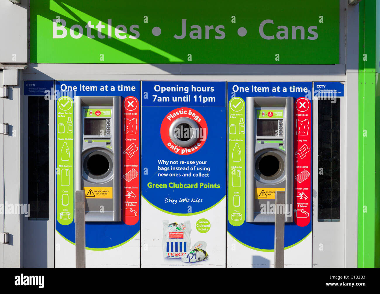 Area di riciclaggio in un supermercato locale carpark Inghilterra GB UK EU Europe Foto Stock