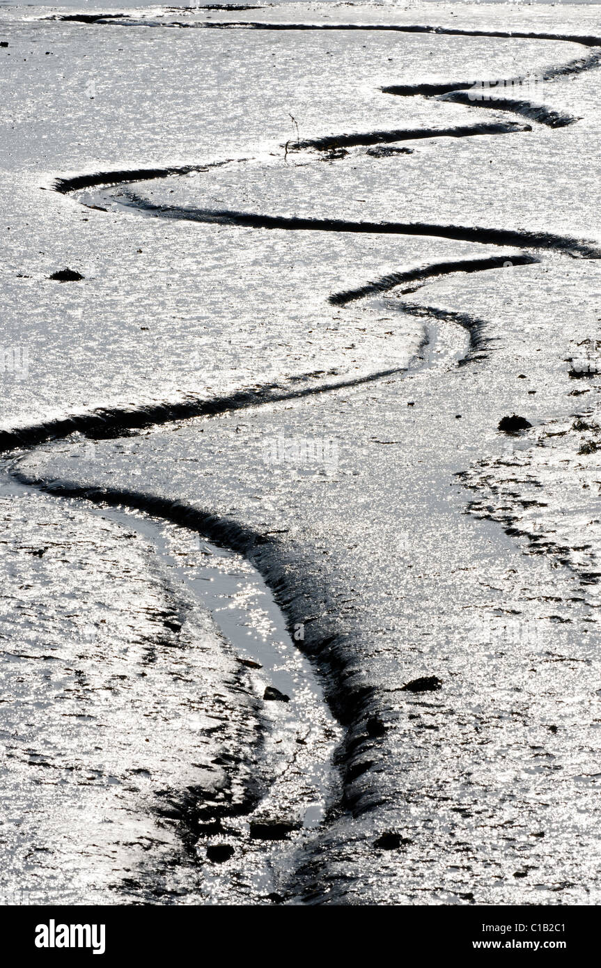 Una stretta formata acqua canale che conduce nel Conwy Estuary Foto Stock