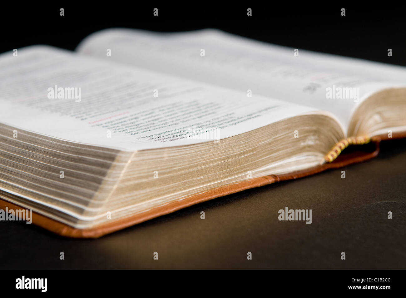 Bibbia su sfondo nero Foto Stock