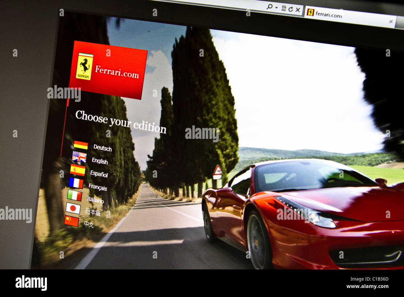 Sito ufficiale Ferrari visualizzato sullo schermo del computer Foto stock -  Alamy
