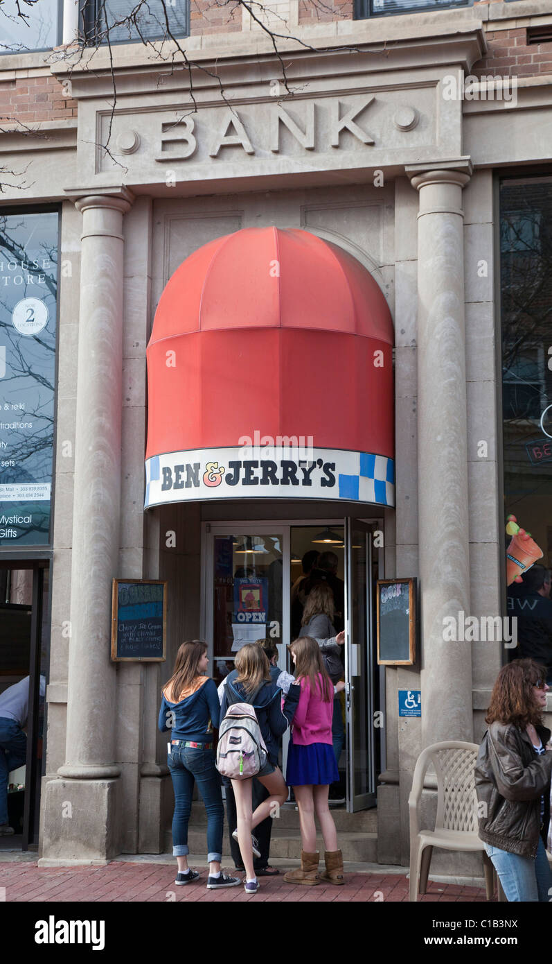 Un bank building, convertito in un gelato Ben & Jerry parlor Foto Stock