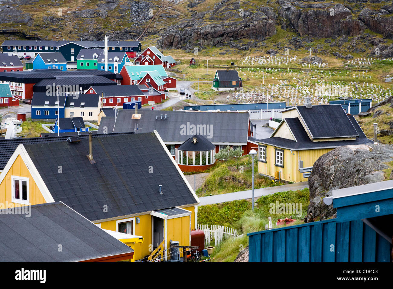 Qaqortoq (Julianehåb), Groenlandia meridionale. Il cimitero è in background. Foto Stock