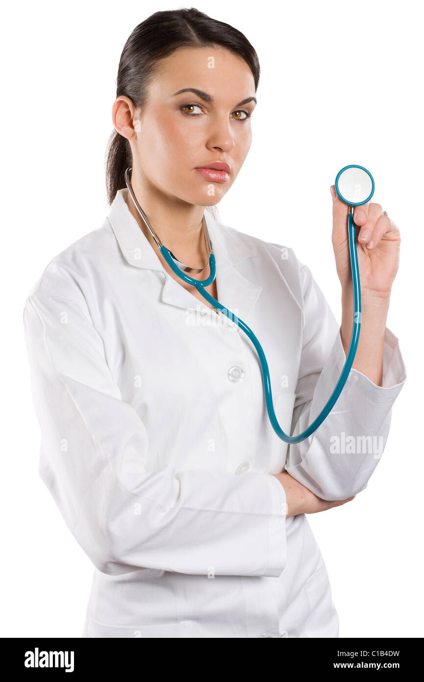 Giovani brunette in medico abito con uno stetoscopio isolate su sfondo bianco Foto Stock