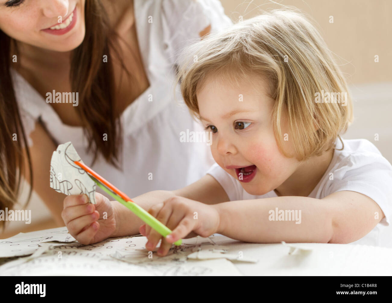 Bambino utilizzando delle forbici Foto Stock