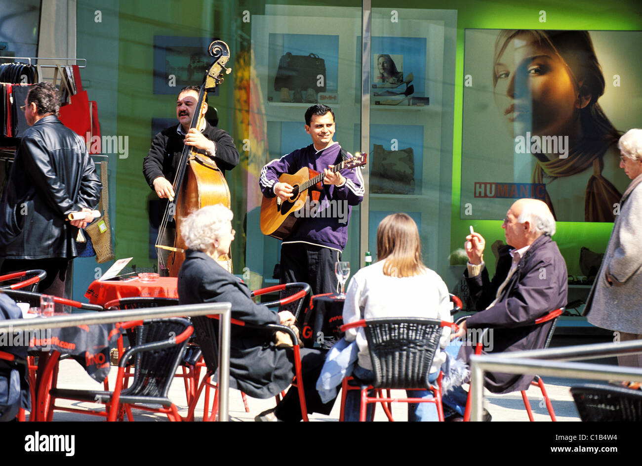 L'Austria, la Stiria, Graz, musicisti di strada nella Herrengasse (via principale) Foto Stock