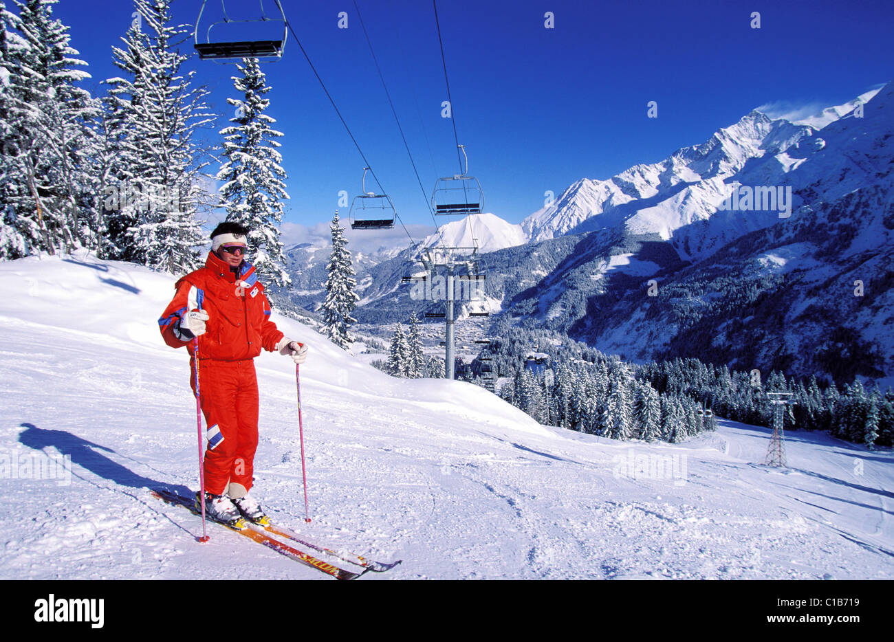 Francia, Haute Savoie, Contamines Montjoie ski resort, una Scuola di Sci Francese istruttore Foto Stock