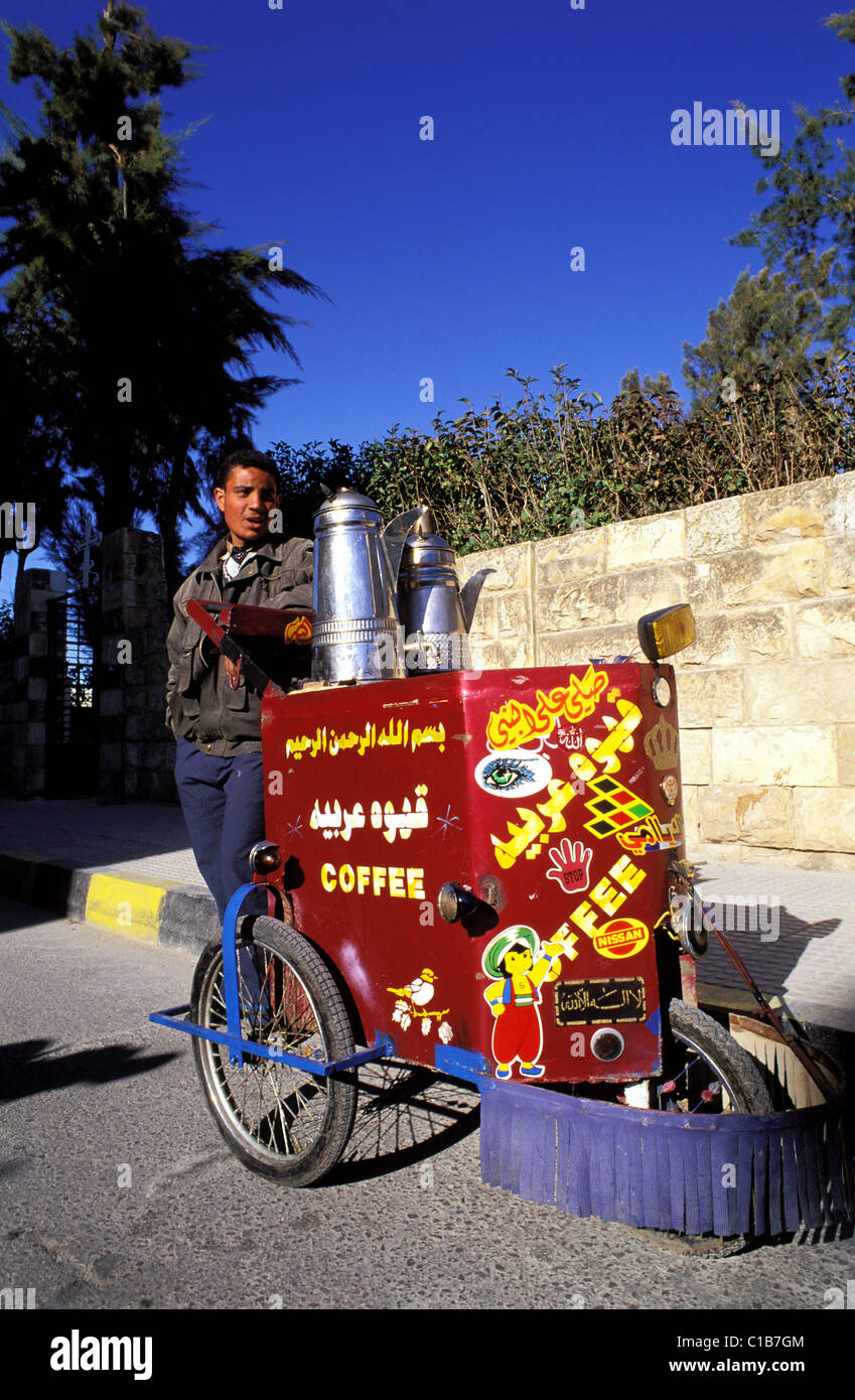 Giordania, Madaba, venditore ambulante di cafe con il cardamomo Foto Stock