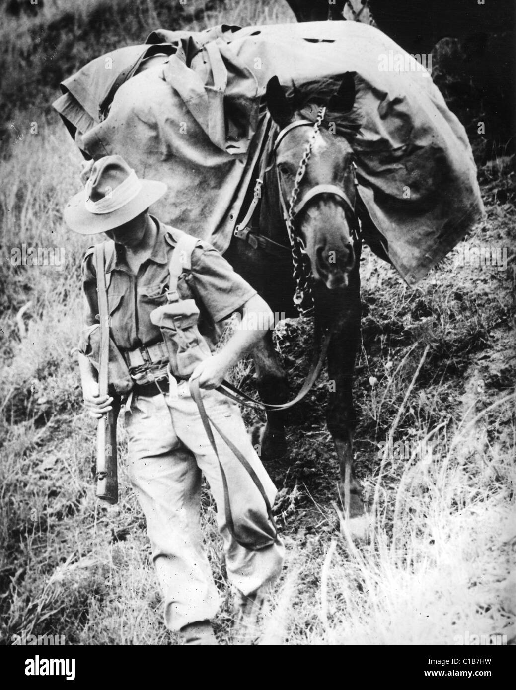 Le truppe australiane IN TRENO IN GUERRA nella giungla nel 1942 Foto Stock