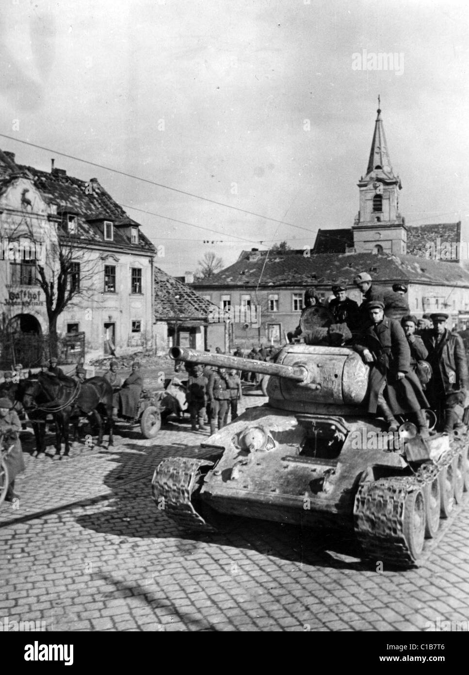Sovietici T34 Cisterne entrando in periferia di Vienna nel mese di aprile 1945 Foto Stock