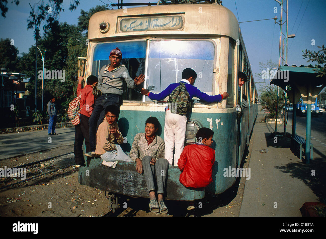 L'Egitto, il Cairo, i bambini viaggiano gratuitamente a rinviata di un tram Foto Stock