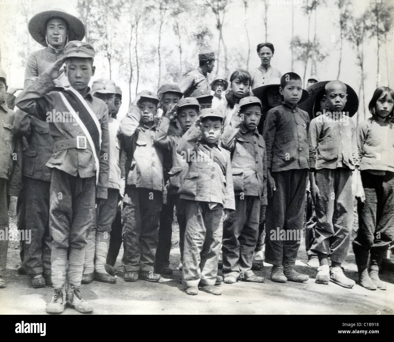 SINO-giapponese la guerra i bambini cinesi formata in add-hock gruppi militari circa 1940 Foto Stock