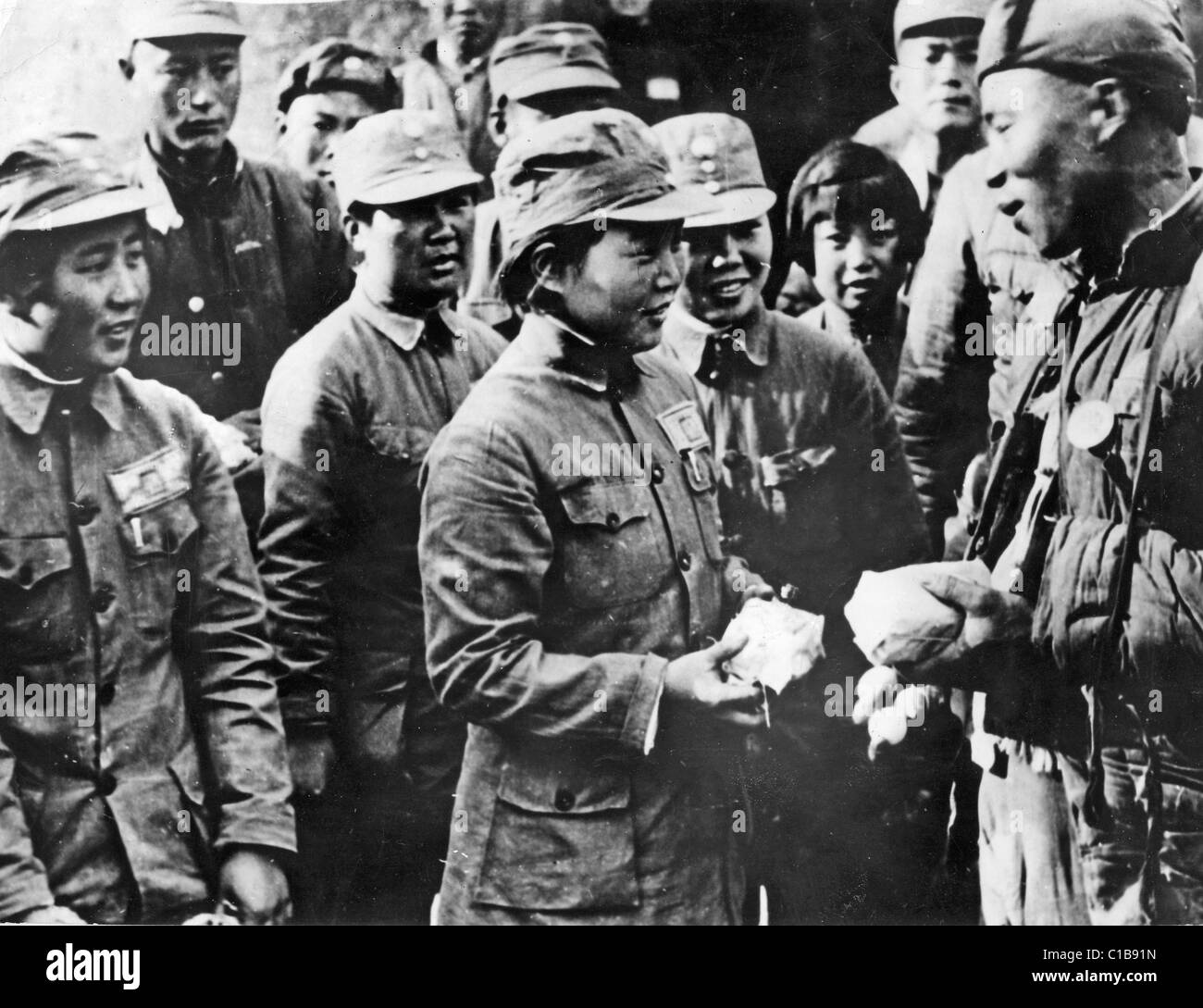 SINO-giapponese cinese di guerra donne scambio di doni con feriti soldati nazionalista circa 1940 Foto Stock