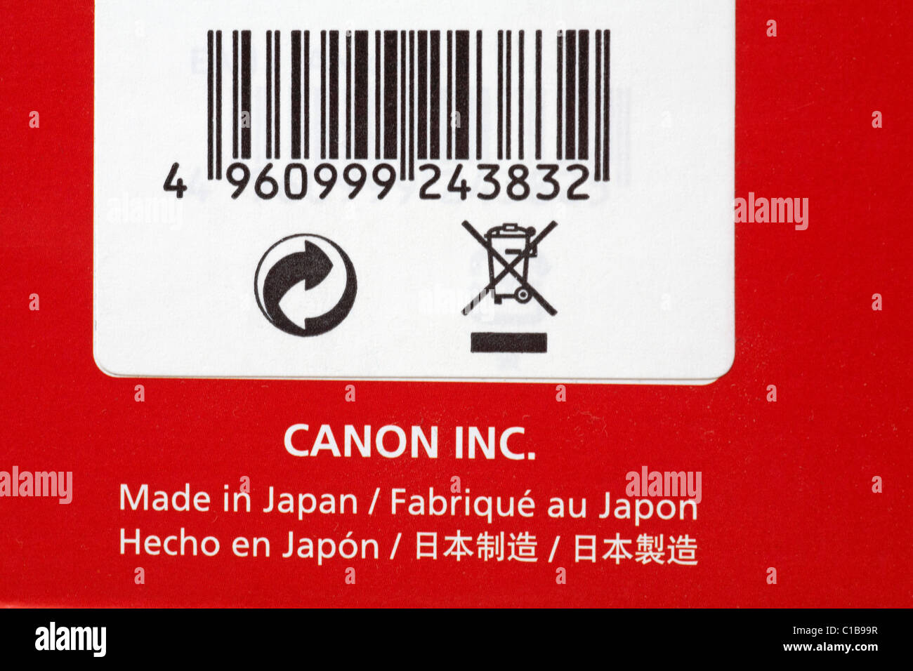Prodotto in Giappone e codice a barre con istruzioni per lo smaltimento - sulla scatola dell'apparecchiatura fotografica Canon pistola flash Speedlite - simbolo del logo riciclo Foto Stock