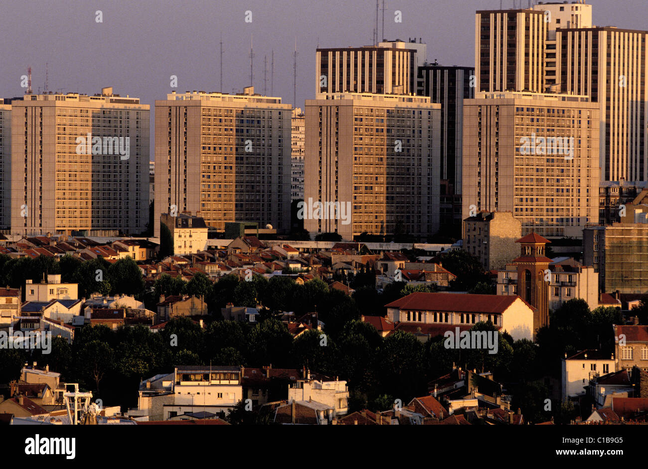 Francia, Parigi, distretti settentrionali, XIX arrondissement, costruzioni vecchie e nuove Foto Stock