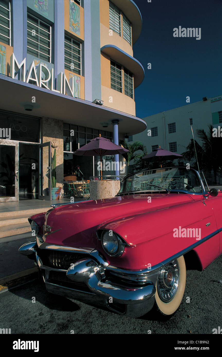 Stati Uniti, Florida, Miami Beach, rosa Cadillac di fronte Hotel Marlin Foto Stock