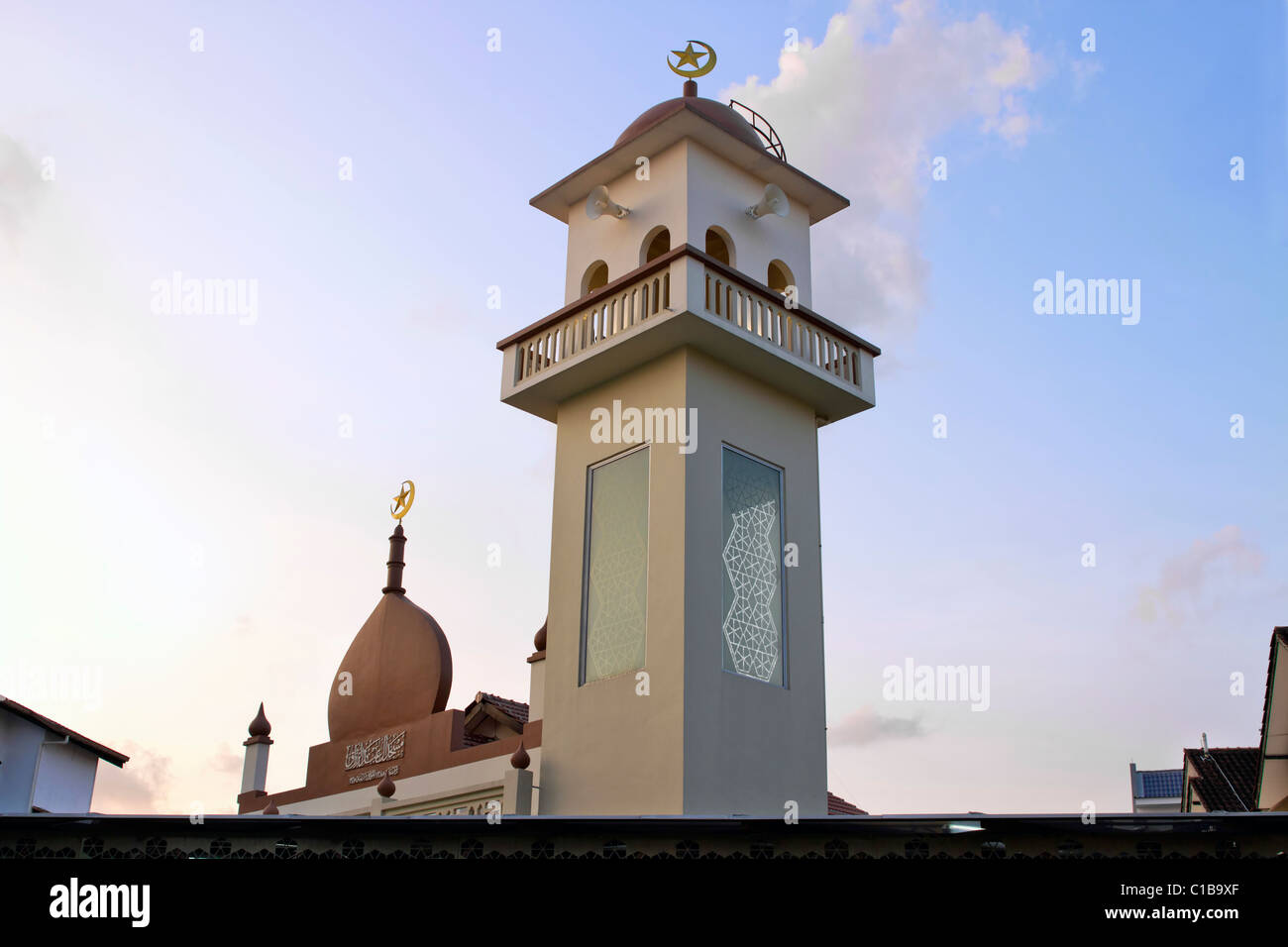 La moschea musulmana tempio in Singapore contro il cielo blu Foto Stock